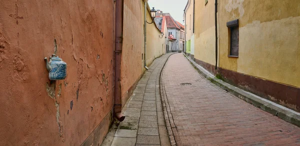 Calle del casco antiguo en Vilnius, Lituania — Foto de Stock