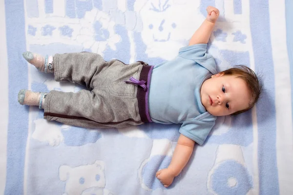 Bebê recém-nascido deitado em uma cama — Fotografia de Stock
