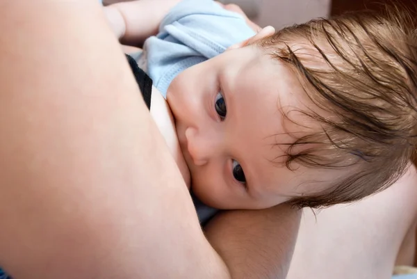 Amamentação do bebê — Fotografia de Stock