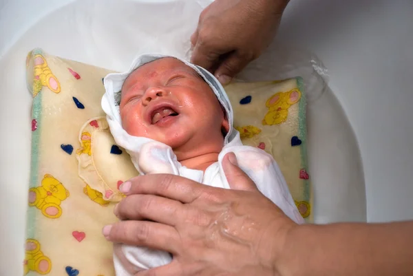 Yeni doğan bebek banyo — Stok fotoğraf
