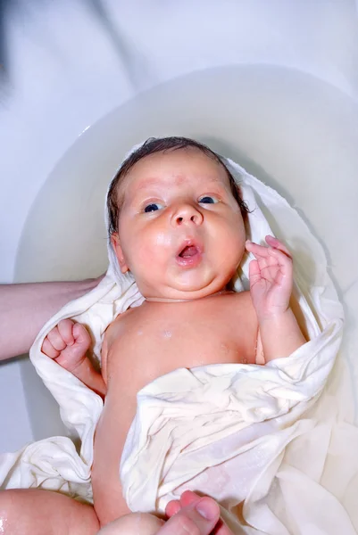 Liten bebis första bad — Stockfoto