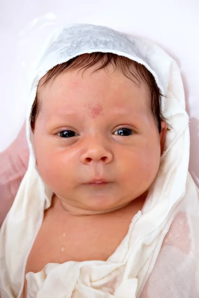生まれたばかりの赤ちゃんの入浴 — ストック写真