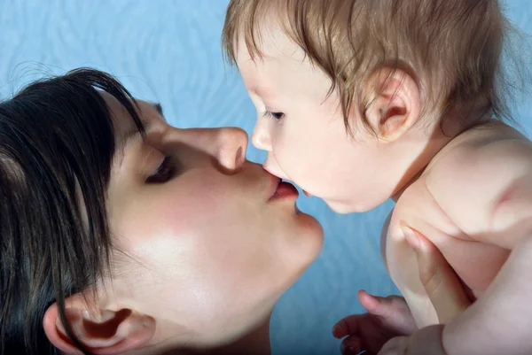 Mère heureuse embrassant le bébé — Photo