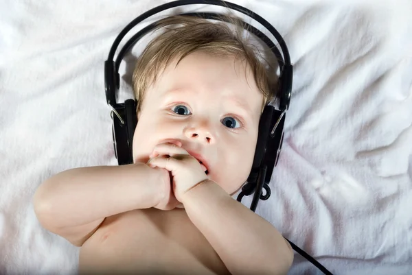 아름 다운 아기 음악을 듣고 — 스톡 사진