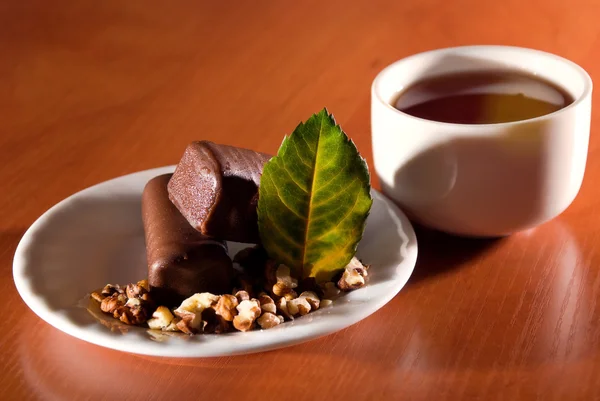Tazza di tè e piattino con dolce dessert — Foto Stock