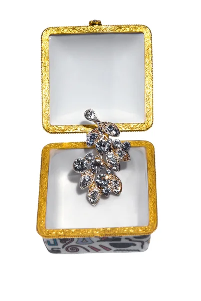 Подарочная коробка с ожерельем — стоковое фото