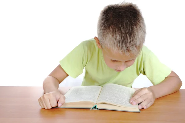 Chłopiec czyta książki — Zdjęcie stockowe