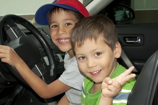 Crianças dirigindo um carro — Fotografia de Stock