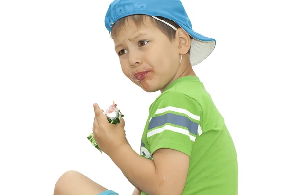 Lilla pojken äta popsicles — Stockfoto