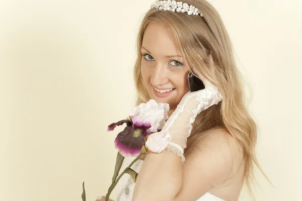 Girl in a wedding dress on cell phone call — Stock Photo, Image
