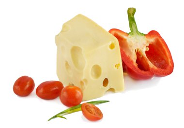 Beyaz arka planda izole edilmiş peynir ve domatesler