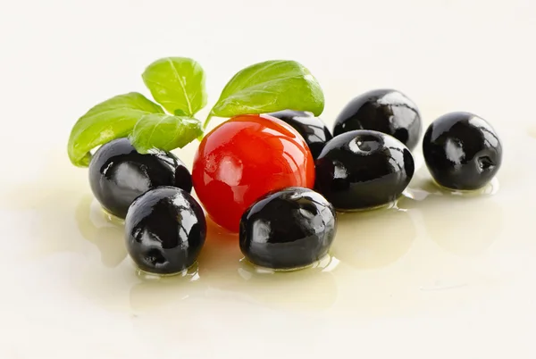 Oliven und Tomaten — Stockfoto