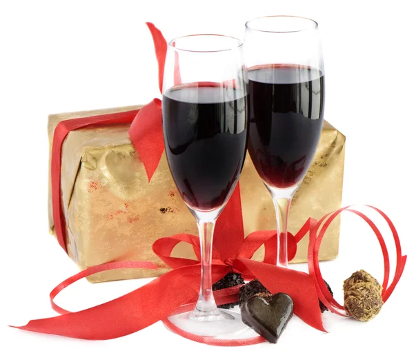 Červené víno, dárkové a čokoláda — Stock fotografie
