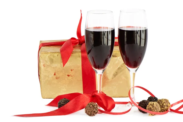 Rotwein, Geschenk und Pralinen — Stockfoto