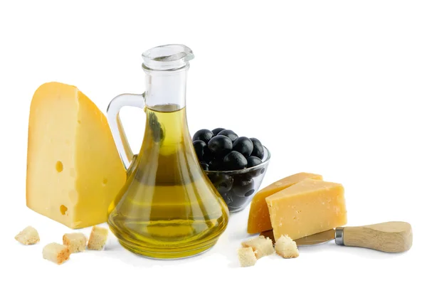 Fromage et huile d'olive isolés — Photo