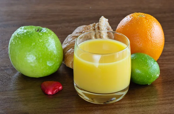 Сок, яблоко и апельсин — стоковое фото