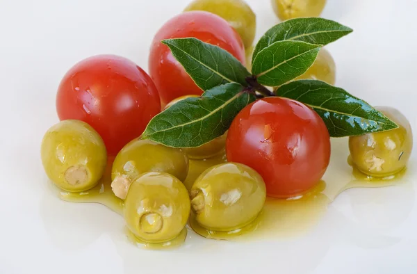 Olijven en tomaten — Stockfoto