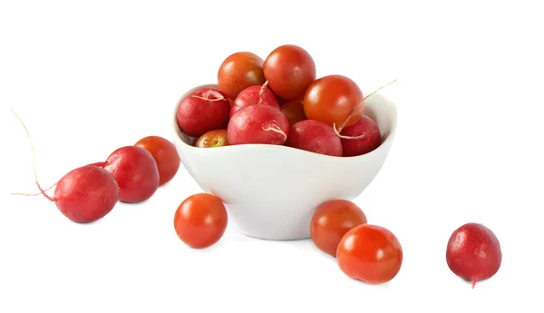 Rabanete e tomates isolados sobre fundo branco — Fotografia de Stock