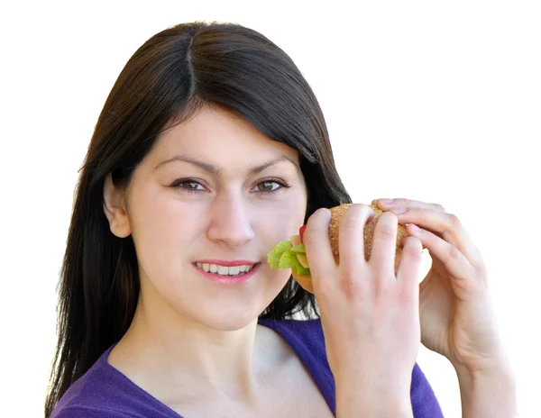 Jonge vrouw eten boterham, geïsoleerd op witte achtergrond — Stockfoto