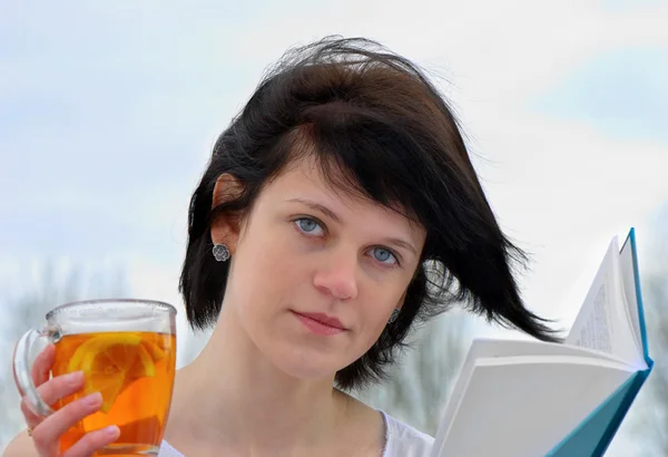 Mladá žena s knihami a čaje — Stock fotografie