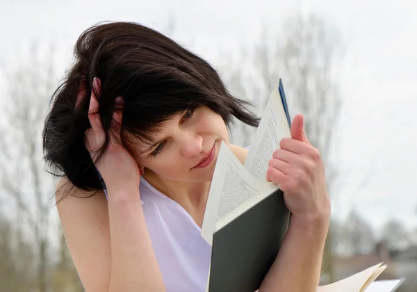 Młoda kobieta czyta książkę — Zdjęcie stockowe