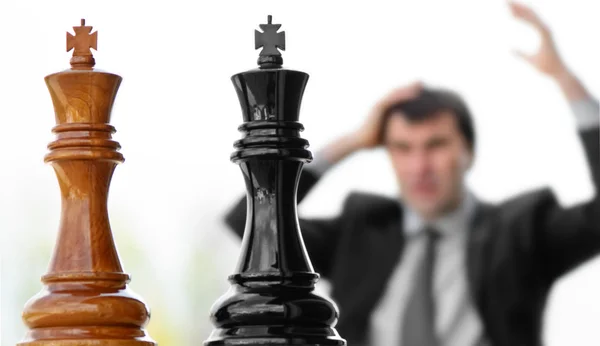 Człowiek gra w szachy — Zdjęcie stockowe