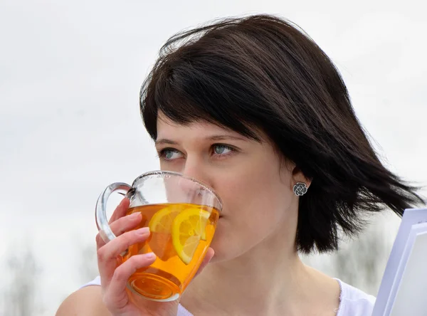 Mujer joven bebiendo té Fotos De Stock Sin Royalties Gratis