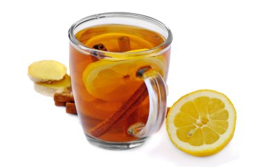 Beyaz arka plan üzerinde izole limon ile çay