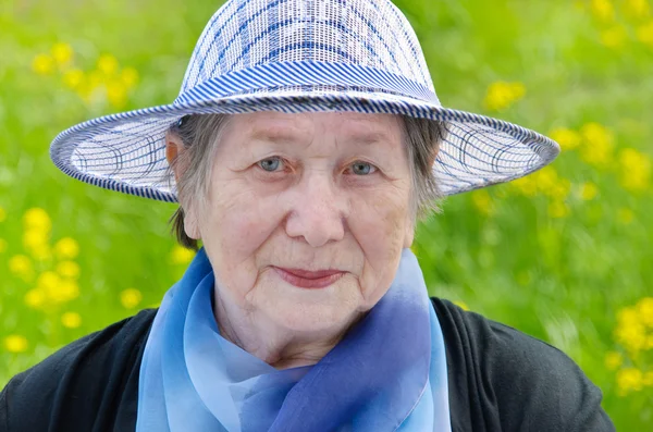 Yaşlı kadının portresi — Stok fotoğraf