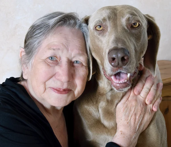 Senior mujer y perro — Foto de Stock