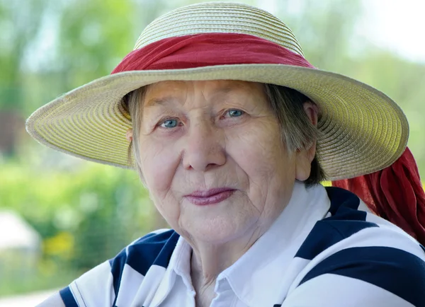 Happy senior kvinna utomhus i sommar — Stockfoto