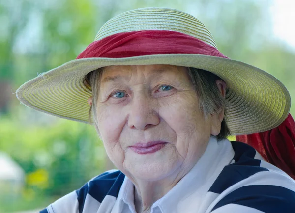 Happy senior kvinna utomhus i sommar — Stockfoto