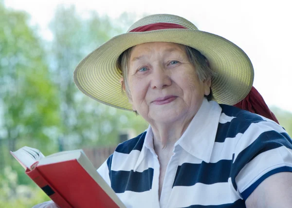 Felice donna anziana con libro — Foto Stock