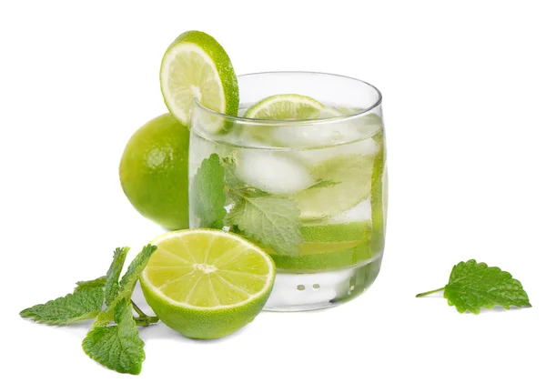 Mojito cocktail på vit bakgrund — Stockfoto