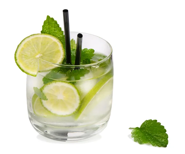 Mojito cocktail på vit bakgrund — Stockfoto