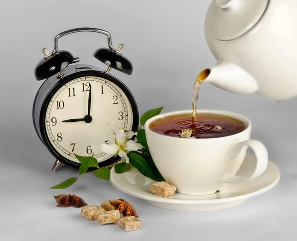Chá sendo derramado em xícara de chá — Fotografia de Stock