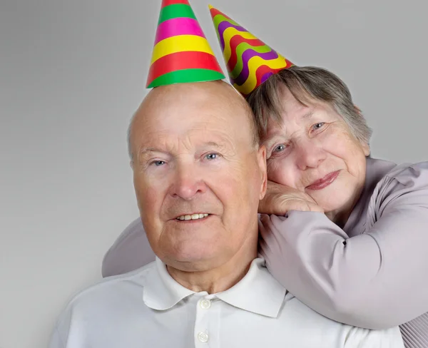 Retrato de um homem e uma mulher idosos felizes — Fotografia de Stock