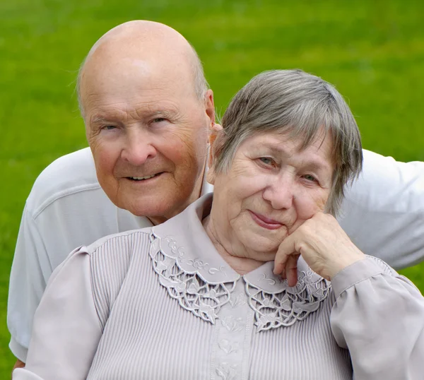 행복 한 노인 남자와 여자의 초상화 — 스톡 사진