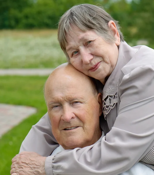 Porträtt av en glad äldre man och kvinna — Stockfoto