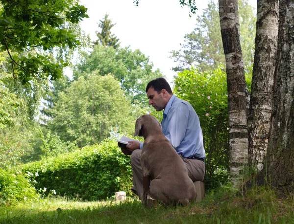 Människa och hund utomhus — Stockfoto