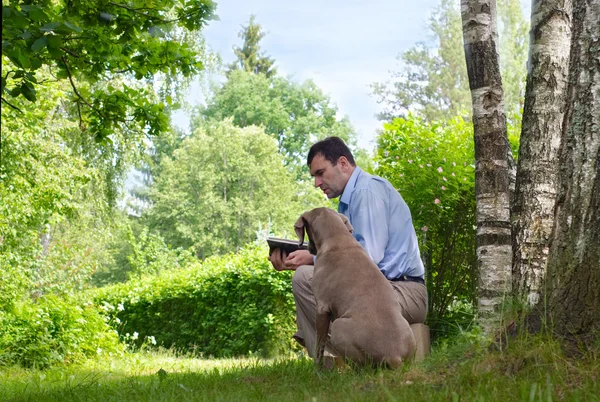 Muž a pes venku — Stock fotografie