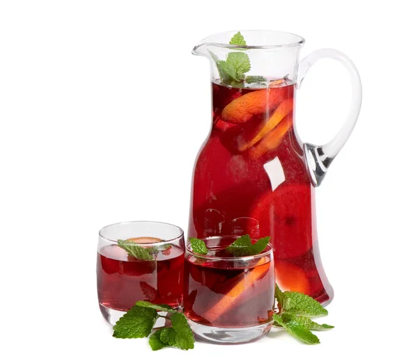 Ovocné pití džbán a dvě sklenice. izolované na bílém — Stock fotografie