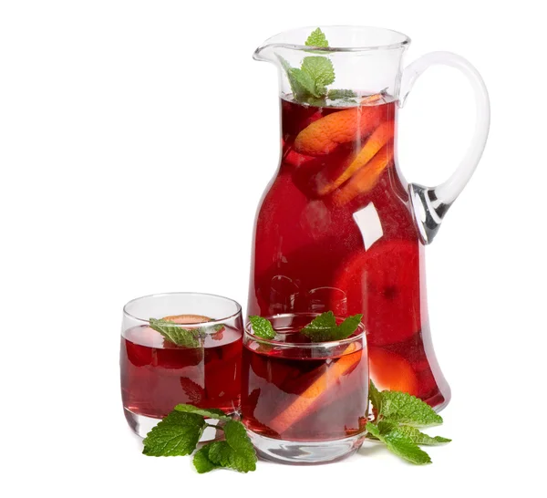 Bebida de fruta en jarra y dos vasos. Aislado sobre blanco —  Fotos de Stock