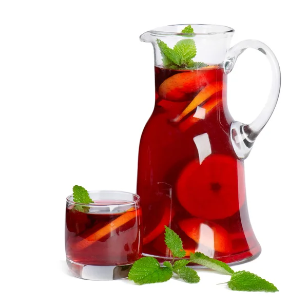 Bebida de fruta en jarra. Aislado sobre blanco —  Fotos de Stock