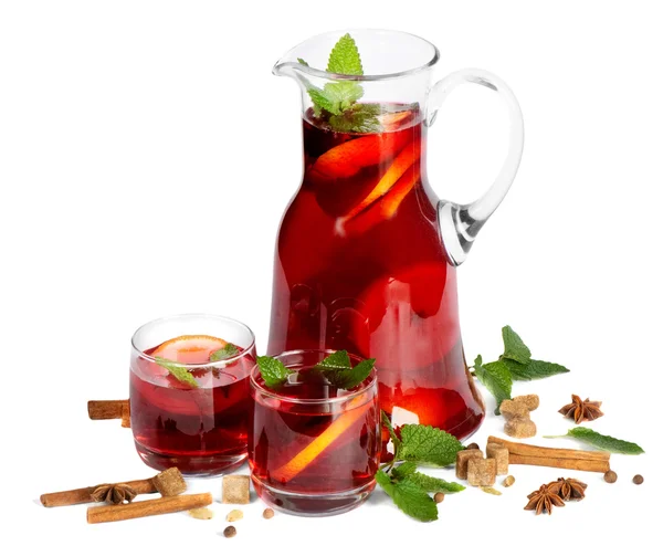 Bebida de fruta en jarra y dos vasos. Aislado sobre blanco —  Fotos de Stock