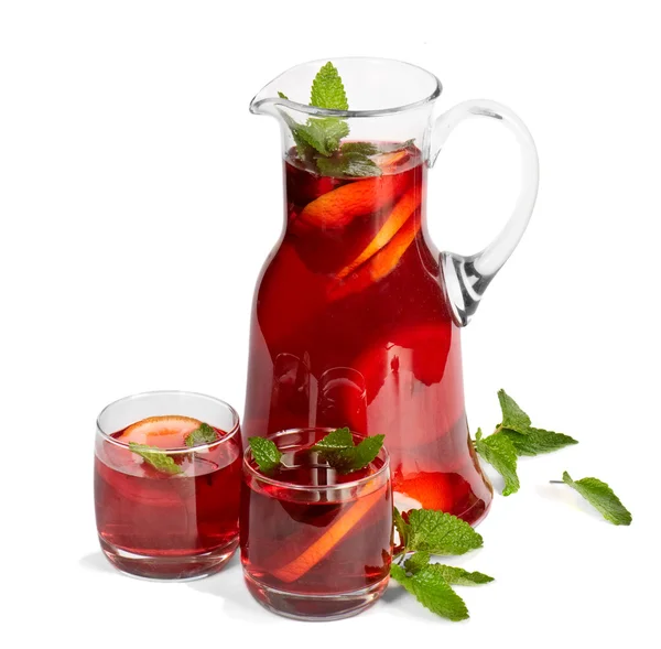 Ovocný nápoj v konvici a dvě sklenice — Stock fotografie
