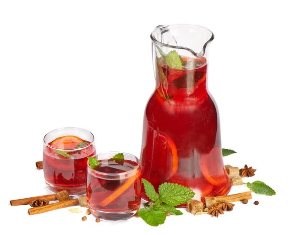 Bebida de fruta en jarra y dos vasos. Aislado sobre blanco — Foto de Stock