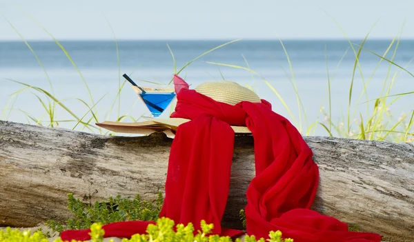 Sombrero, cóctel y libro sobre la costa — Foto de Stock