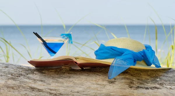 Sombrero, coctel y libro sobre la costa — Foto de Stock