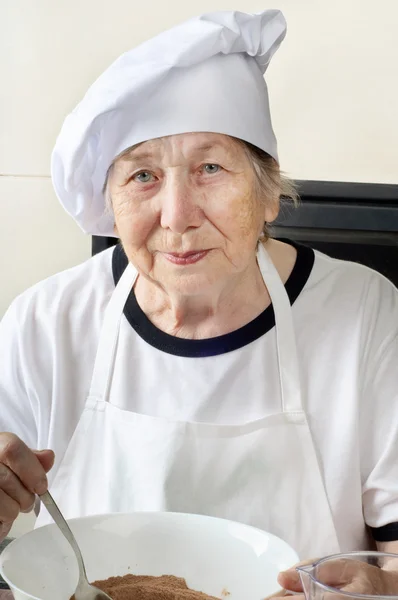 Sénior cozinheiro mulher — Fotografia de Stock